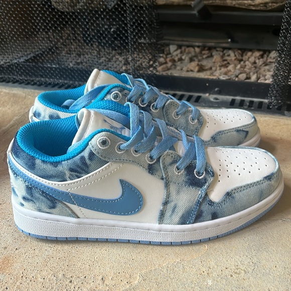 Blue Jordans size 5, no holes brand new, never been worn - Picture 3 of 5